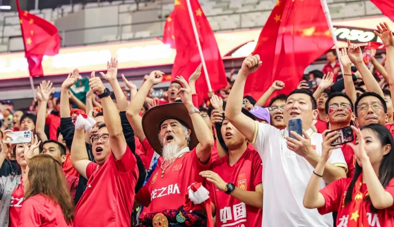 卡塔尔球队在比赛中展现出团队精神收获胜利，气势如虹