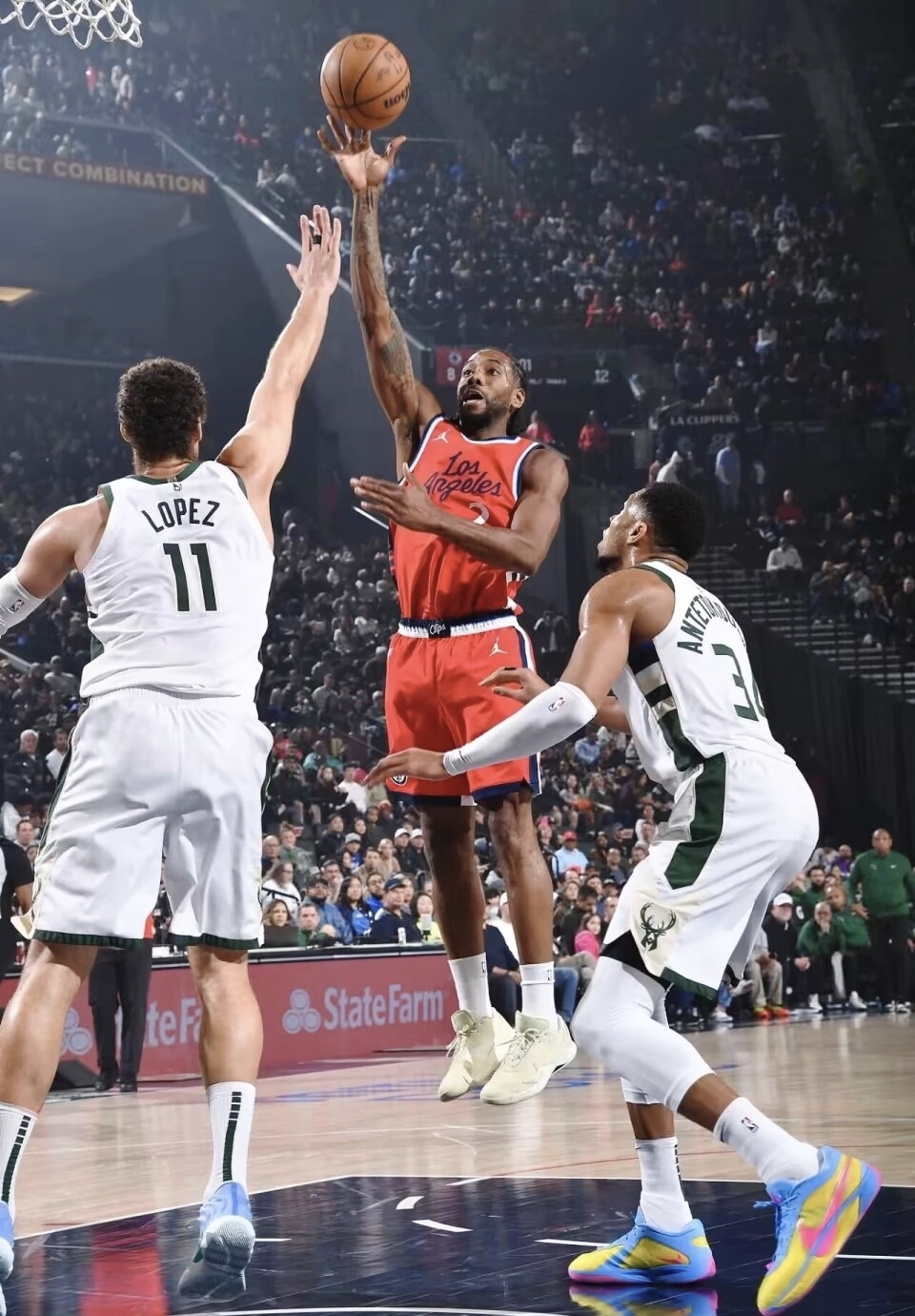 雄鹿队遭遇大比分惨败,引发球迷争议,战绩斐然 雄鹿队遭遇大比分惨败,引发球迷争议,战绩斐然