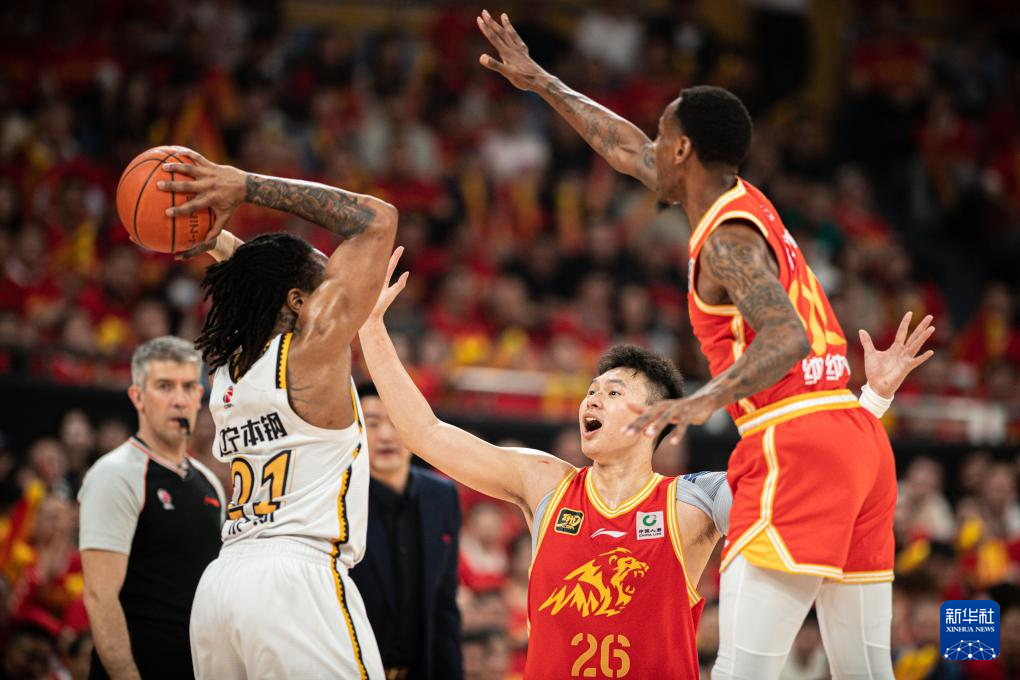 职业篮球联赛迎来白热化竞争,势不可挡 职业篮球联赛迎来白热化竞争,势不可挡