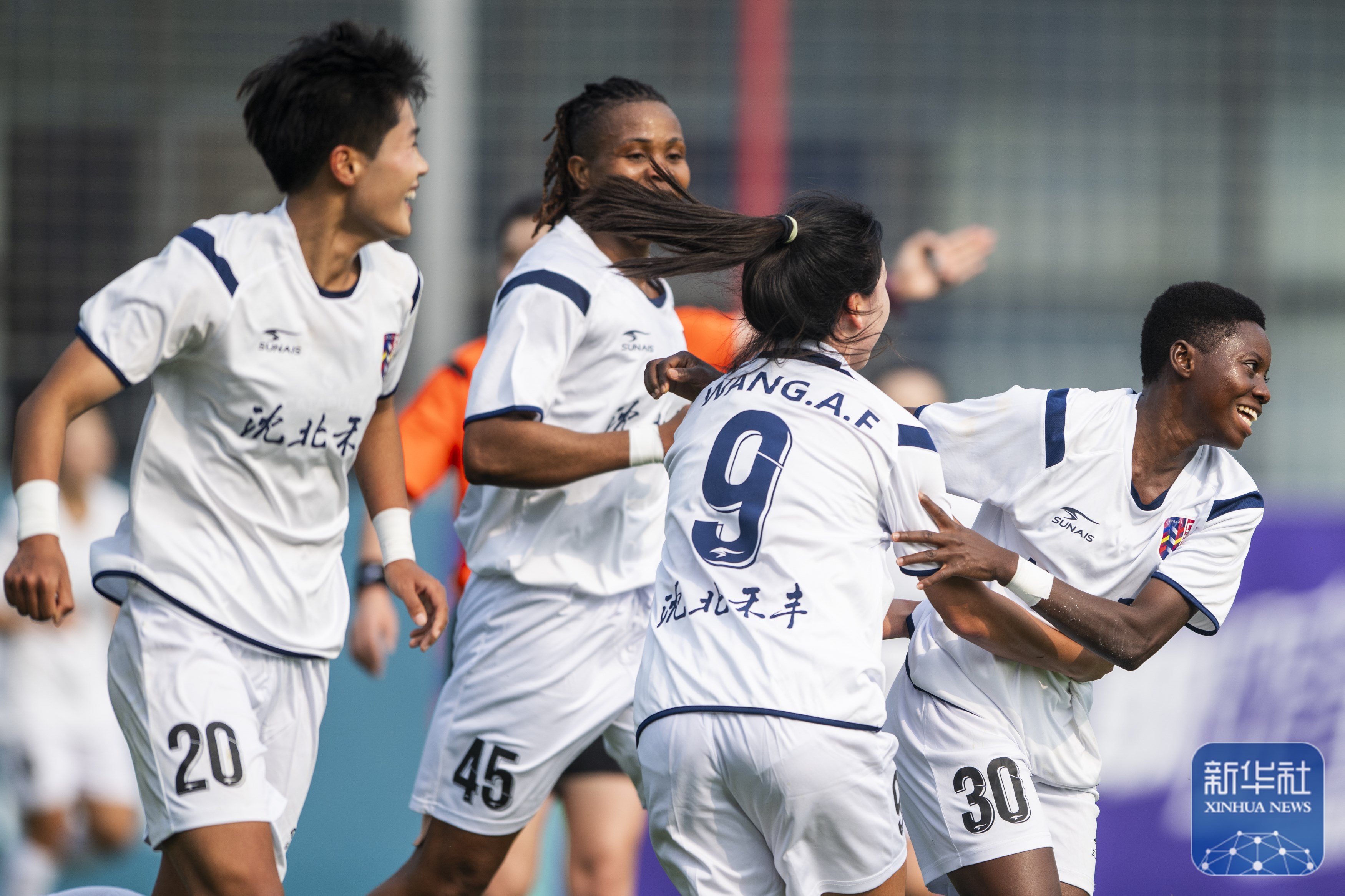 开云体育平台APP-包含队内竞争激烈，球员争相上演进球秀，掌声雷动的词条