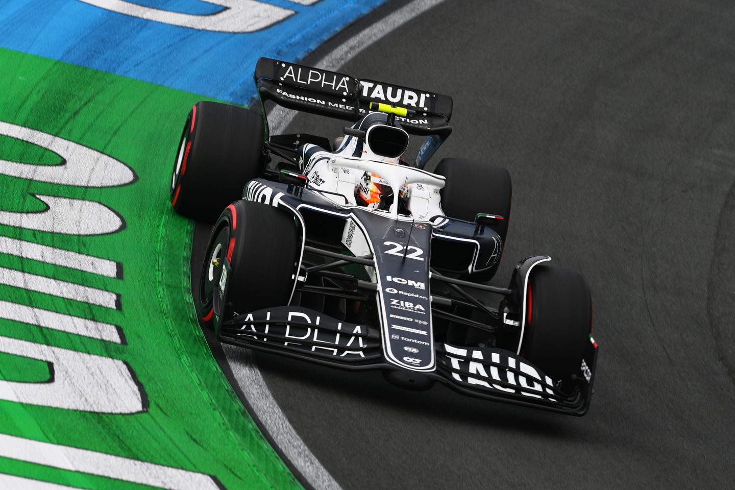 红牛车队险胜雷诺车队,拉塞尔高光表现 红牛车队险胜雷诺车队,拉塞尔高光表现