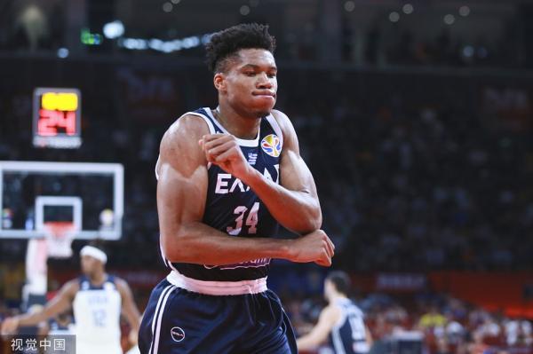 广东队轻取辽宁队,字母哥刷新纪录 广东队轻取辽宁队,字母哥刷新纪录